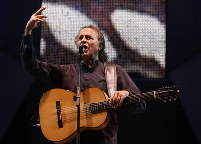 Invitado de honor. El cantautor Joan Manuel Serrat deleitará con su música a los asistentes a la gala de inicio del festival; el grupo mexicano Camila le seguirá en el evento.  ARCHIVO  