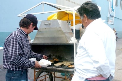 Desempleo. La cara del desempleo se refleja actualmente en el incremento del comercio informal de alimentos, lo mismo de día que en la noche, en las cocheras de las casas o en las banquetas. Profesionistas sin trabajo se autoemplean en ventas, dando clases o en tiendas. 