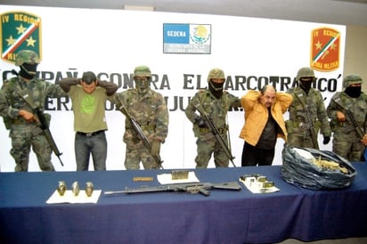 Elementos del Ejercito Mexicano detuvieron a dos hombres a quienes se les decomisó armas de grueso calibre, cartuchos, granadas de fragmentación, droga, equipos de radio comunicación y vehículos, en el municipio de Salinas Victoria Nuevo León, al norte de Monterrey. (Notimex)