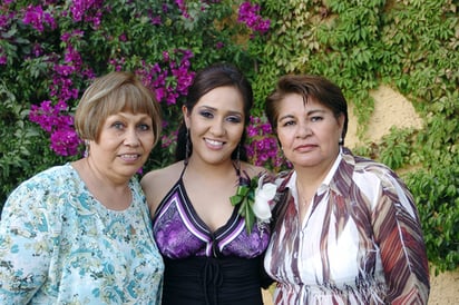 Claudia Maribel junto a las organizadoras de su fiesta prenupcial Hortensia de la Rosa y María Magdalena Álvarez Chavarría. 