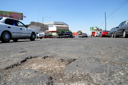 Daño. Actualmente la calzada Lázaro Cárdenas muestra un severo deterioro siendo ésta una de las vías más utilizadas por los Laguneros.  EL SIGLO DE TORREÓN / FERNANDO COMPEÁN