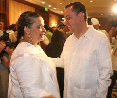 Saludo. La dirigente nacional del PRI, Beatriz Paredes, y el presidente del PAN, Germán Martínez, en el foro previo a la Convención Nacional Bancaria y de Valores.