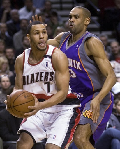 El escolta Brandon Roy (Izq.) aportó 21 puntos y logró ocho rebotes para llevar a los Trail Blazers de Portland a conseguir un triunfo por 86-66.  Brandon Roy afianza a Trail Blazers en Conferencia Oeste