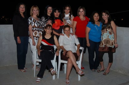 Alejandra Mena, Antonieta del Río, Hortencia Aguilar, Vicky Guerrero, Katy Ortega, Margarita Barbosa, Azalea Muñiz, Olga Martínez y Anita Mendoza junto a la festejada. 