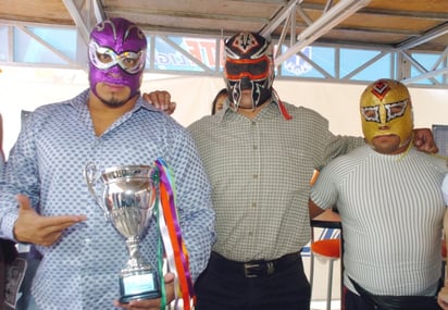 Silver King muestra la primer 'Copa Dinastía Wagner' que será disputada sólo por gladiadores laguneros durante la gran función del próximo miércoles 15 de abril en el Estadio de la Revolución. (Foto de Jesús Galindo L.)