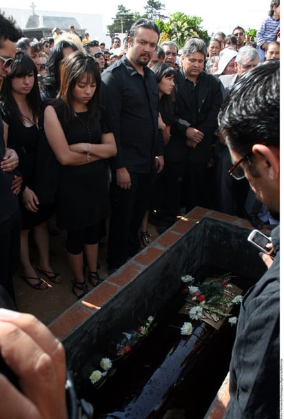 Al fin. Los familiares del intérprete fueron a despedirlo al panteón así como una gran cantidad de curiosos, quienes abarrotaron el lugar. 