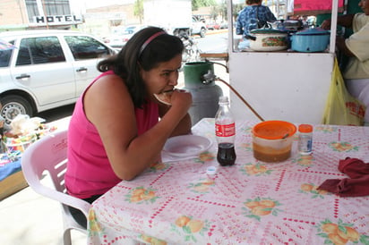 Hábitos. Por prisas o por comodidad, hay quienes no cuidan lo que comen, con lo que pueden afectar su función gástrica.  EL SIGLO DE TORREÓN/ JAIME DE LARA