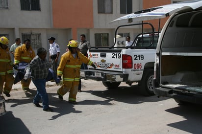 Asombro. Los vecinos de la calle Villa Palma, en la colonia Miravalle, se sorprendieron ante los lamentables hechos donde falleció electrocutado un joven, al tener contacto con cables de alta tensión, ayer al mediodía.