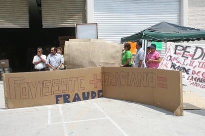 Inconformes. Vecinos de Lerdo mantienen tomadas las oficinas del Fovissste, pues no se ha solucionado el problema con la constructora Gyasa.  EL SIGLO DE TORREÓN/ JAIME DE LARA 