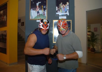 La lucha libre profesional invadió la Galería del Deporte Lagunero (Gadel), donde ayer fue inaugurada una importante muestra fotográfica. Último Guerrero y Atlantis fueron los padrinos. Muestra del pancracio en Gadel