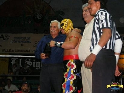 La empresa de la familia Dipp entregó el pasado jueves un reconocimiento a Último Guerrero por sus 20 años de exitosa trayectoria en la lucha libre profesional.