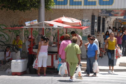 Regresan. Algunos ambulantes han regresado a sus lugares anteriores en la zona del Centro Histórico. El Cabildo prohibió el ejercicio del ambulantaje ahí.  