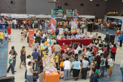 Descuentos. En la Feria de Regreso a Clases 2009 se ofrecen descuentos hasta de un 30 por ciento y estará vigente hasta el 4 de agosto. EL SIGLO DE TORREÓN / Fernando Compeán