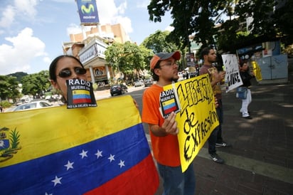 Protestas. Varias personas se manifiestan en apoyo a la empresa de radio venezolana CNB, en una céntrica plaza de Caracas.  