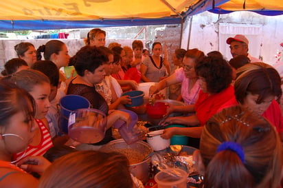 Reliquia. Familias realizan reliquias para la gente y los peregrinos. 