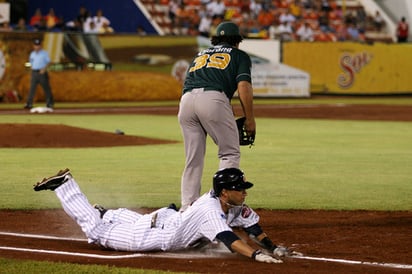 Los Tigres de Quintana Roo se apuntaron el primer duelo ante los Pericos de Puebla, en la serie final de la Zona Sur.  (Jam Media)