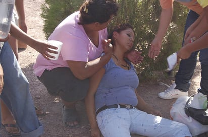 Agresión. Una mujer quedó  desmayada después de ser agredida por los elementos de la Secretaría de Policía y Vialidad, quienes no pudieron controlar los reclamos de los familiares de los internos.  EL SIGLO DE TORREÓN