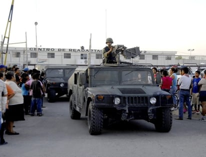 De acuerdo con los reportes, luego de esta riña, que según algunas versiones dejó al menos 20 reos con lesiones, el centro penitenciario permanece resguardado. (El Siglo de Torreón)