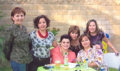 Milagros del Carmen Lomelí Montes, en su cumpleaños junto a sus amigas: Norma Venegas, Silvia Lomelí, Rosina de Rodríguez, Birina Rodríguez y Miriam.