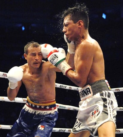 Cristian Mijares fracasó en su segundo intento por obtener el título interino de peso gallo del AMB. El venezolano Nehomar Cermeño, hueso duro de roer para el lagunero, ganó anoche el combate por decisión unánime. (Fotografías de Ramón Sotomayor Covarrubias)