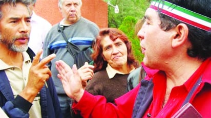 Jefe delegacional. Rafael Acosta “Juanito” posa frente al edificio de la Delegación de Iztapalapa, que será su oficina dentro de dos semanas.