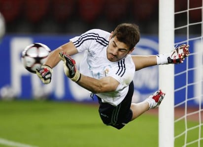 El portero del Real Madrid, Iker Casillas, despeja un balón durante un entrenamiento de su equipo en el estadio Letzigrund de Zúrich, Suiza. El Real Madrid se enfrentará al FC Zúrich. A escena las estrellas de la Champions League  