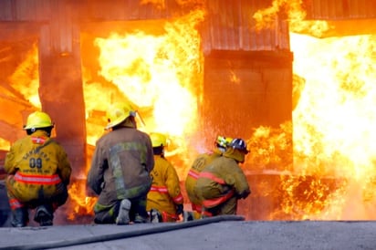 Un incendio se registra en la fábrica de veladoras “La Gloria” en la zona industrial de esta ciudad, las autoridades dieron a conocer que el siniestro aun no está controlado, pero que bomberos están trabajando en ello.