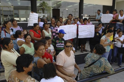 Manifestación. Padres de familia exigen la contratación de maestros para telesecundarias. 