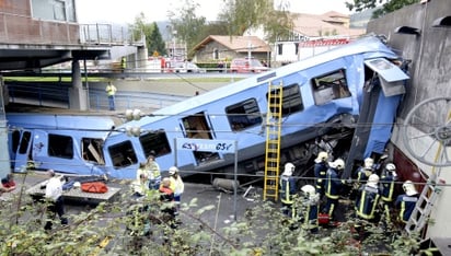 El accidente ocurrió cuando un tren de cercanías chocó contra el tope de la vía, un muro de unos cinco metros de altura, con un fuerte impacto que aplastó el frontal del primer vagón. (EFE)