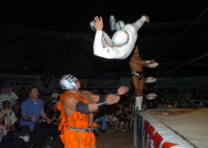 Mister Niebla será parte del cartel del 55 Aniversario en la Arena Olímpico Laguna de Gómez Palacio. El carismático rudo alternará con Blue Panther y los elementos locales. Expondrá Último Guerrero cetro mundial