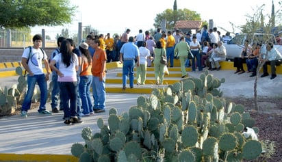 Bloqueo. Los maestros inconformes sí permitieron el acceso de alumnos, pero como no había quién les diera clases, optaron por regresar a casa.  EL SIGLO DE TORREÓN / FERNANDO COMPEÁN