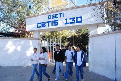 Cuentas públicas. Ante comunidad estudiantil, profesores y padres de familia, se rindió el tercer informe del Centro de Bachillerato Tecnológico, Industrial y de Servicios 130.  JOSÉ JUAN TORRES / EL SIGLO DE DURANGO