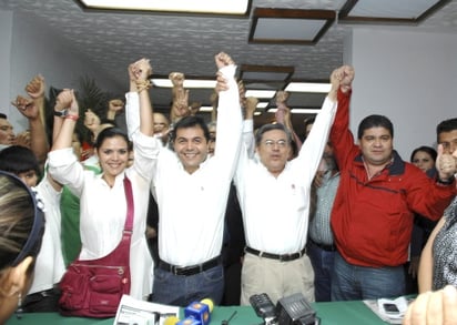 Triunfo . El candidato del PRI, Eduardo Olmos, celebra la victoria con el presidente del partido en Torreón, Salvador Hernández Vélez, el diputado Miguel Riquelme, quien fue coordinador de campaña y con su esposa Claudia.  EL SIGLO DE TORREÓN / SERGIO REYES
