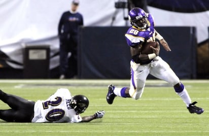 Adrian Peterson (Der.) corrió 143 yardas para los Vikingos, en la victoria sobre los Cuervos de Baltimore. (AP)