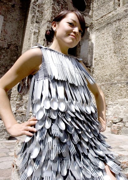 Vestido elaborado con cuchillos y tenedores que hace parte de una Pasarela Gastronómica. (EFE)