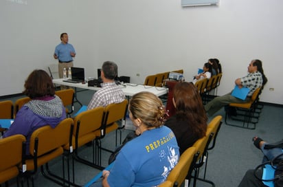 Conferencia. Los maestros recibieron información sobre el Campus Virtual Moodle, en donde los profesores y alumnos interactúan.  EL SIGLO DE TORREÓN / ERICK SOTOMAYOR