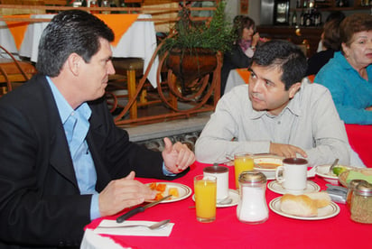 Desayuno. José Ángel Pérez platica con Eduardo Olmos y asegura que cuando a él le tocó la entrega-recepción de la Administración de Guillermo Anaya 'a lo mejor no hubo tanto diálogo, tanta disposición', aunque fue sin sobresaltos. 