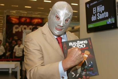 El Hijo del Santo, heredero del considerado 'Dios de la lucha libre en México', causó furor y tremenda algarabía, durante una firma de autógrafos que ofreció hoy aquí en la Feria Internacional del Libro de Guadalajara (FIL). (El Univrsal)