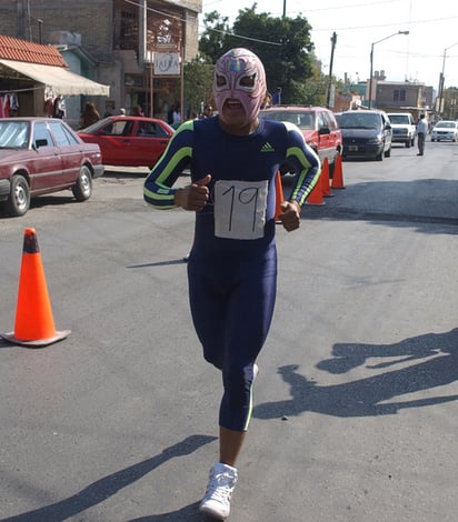 Los luchadores se bajaron por unos momentos del ring y corrieron por las calles de Gómez Palacio, para demostrar que no sólo son buenos con las llaves y los lances, sino con una buena condición. Corren luchadores por Gómez Palacio 