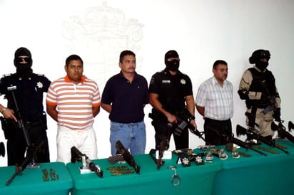 Elementos de la policía federal detienen este miércoles a cinco presuntos integrantes de la organización delictiva “Los Zetas”; durante la acción se aseguraron armas largas, cortas, granadas de fragmentación, cargadores, cartuchos, playeras con el logotipo de la dependencia y vehículos.