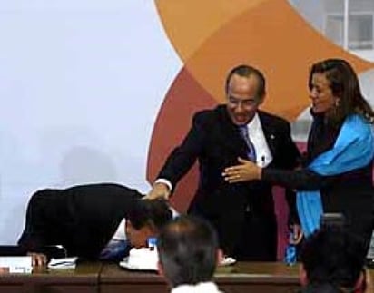 Felipe Calderón empujó a Miguel Ángel Yunes cuando mordía un pastel para celebrar el 50 aniversario del ISSSTE.  (Foto tomada de Internet)