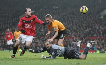 Wayne Rooney anotó cuatro goles y Manchester United se apoderó ayer del liderato de la Premier con un triunfo 4-0 sobre Hull. Goles de Rooney le dan la cima al Manchester