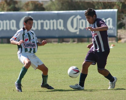 Los equipos de las categorías 96 y 97 del Santos Laguna perdieron ayer la gran final del Annual Nike Premier Spring Cup de Houston, Texas, ante sus similares de Chivas por marcadores de 1-0 y 3-0, respectivamente. (Archivo)