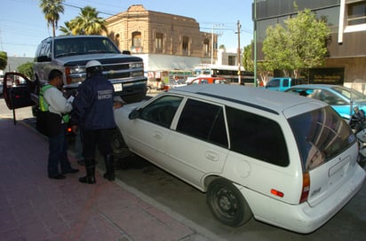 Suben. Con grúas fueron arrastrados los vehículos sin placas de circulación.