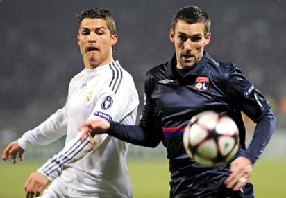 El Real Madrid sigue sin poder ganar en el Stade Gerland y esta tarde cayó por la mínima diferencia ante el Olympique de Lyon en el choque de 'ida' de los octavos de final de la Liga de Campeones.
