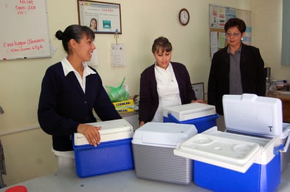 Atienden a niños. El personal de enfermería está a punto de cumplir la meta del Hospital Integral: la aplicación de 2 mil 721 vacunas.