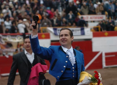 La trayectoria de Arturo Gilio Hamdan en el mundo de los toros fue reconocida en días pasados por una internacional peña taurina, ello durante ceremonia efectuada en la Ciudad de México. Taurinos ofrecen homenaje a Gilio