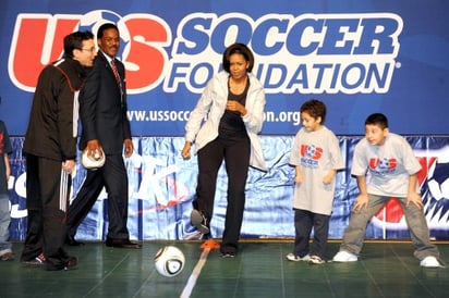 La primera dama estadounidense, Michelle Obama, corre durante su participación en un 'clinic' de futbol en Washington, EU. Respaldado por la Fundación de Futbol de EEUU, el 'clinic' forma parte de la campaña que acaba de iniciar el presidente estadounidense, Barack Obama, para combatir la obesidad infantil y promover la dieta sana y el ejercicio diario, y que está abanderada por su esposa Michelle. La obesidad afecta a uno de cada tres niños en EEUU. (EFE)