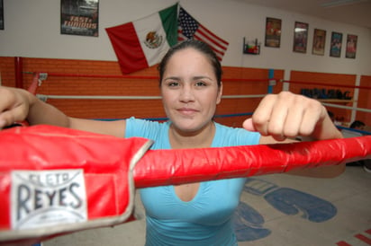 La boxeadora gomezpalatina se encuentra entrenando a plenitud en gimnasio.