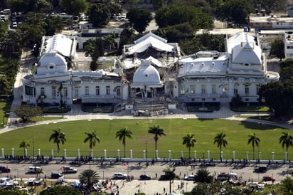 La demolición del Palacio Nacional de Haití, el edificio más emblemático en Puerto Príncipe y sede del poder político, que colapsó parcialmente por el terremoto que sacudió a ese país en enero pasado, está en proceso hoy.